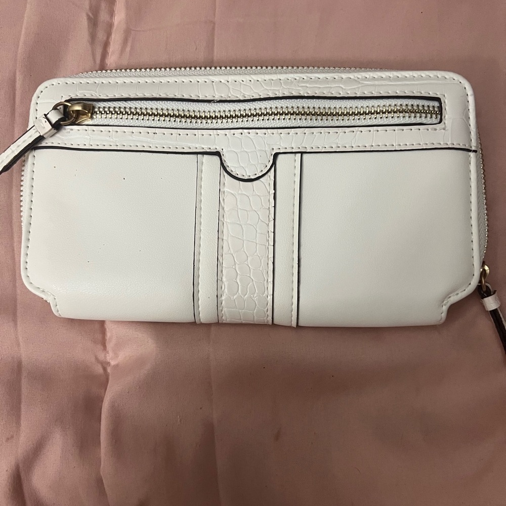 Time and Tru White Textured Clutch